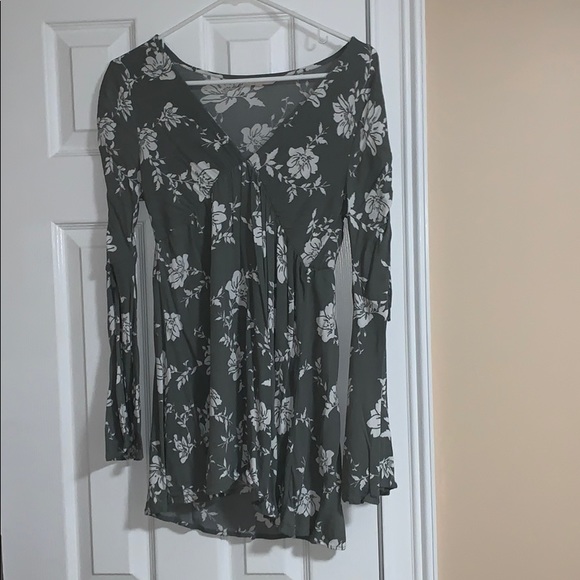 Green and white mini dress w/ bell bottom sleeves - Picture 2 of 2